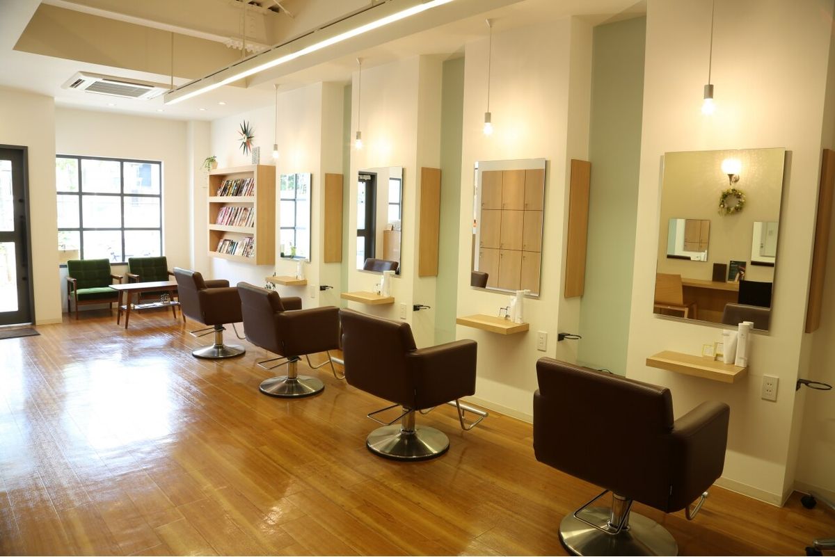 名古屋市千種区の美容室kurari hairの店内。木の床と鏡の並ぶセット面
